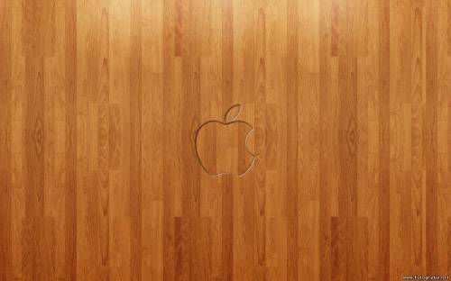 Логотип Apple на деревянном фоне