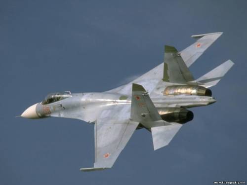 Боевой истребитель на повороте