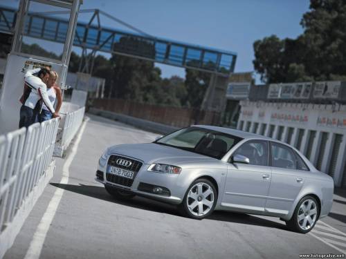 Серебристая audi