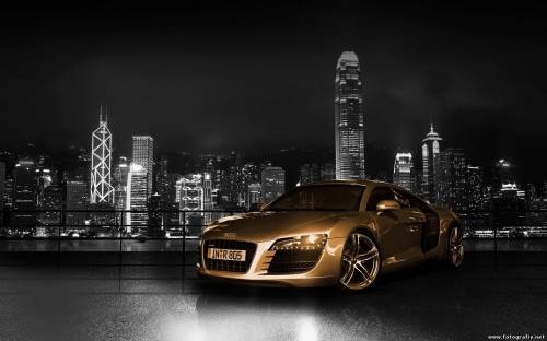 Золотистая audi на фоне ночного города