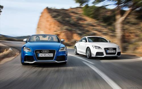 Синяя и белая audi на трасе